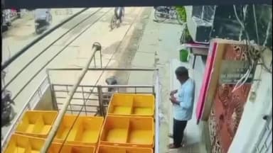 दरभंगा: लहेरियासराय के वार्ड 37 में अनियंत्रित 407 ने टोटो को मारी टक्कर, 3 के पैर टूटे, 6 घायल