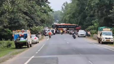 कोंडागांव: बोरगांव सड़क हादसे में घायल को जिला अस्पताल रेफर किया गया, बस और ट्रक के बीच हुई थी टक्कर