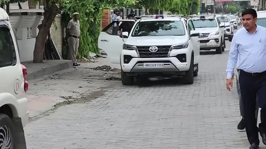 करनाल: मुख्यमंत्री नायब सिंह सैनी ने विधायक जगमोहन आनंद के आवास पर पहुंचकर नवजात पोती को दिया आशीर्वाद