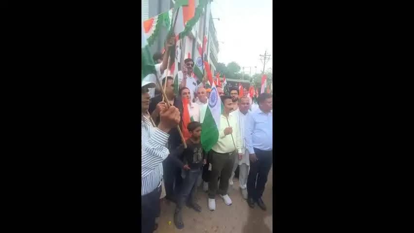 करनाल: विधायक जगमोहन आनंद तिरंगा यात्रा में पुरानी सब्जी मंडी चौक पर पहुंचे