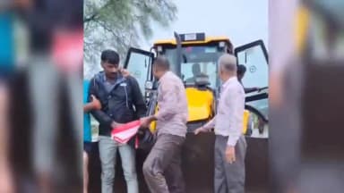अकलेरा: भालता के बोरखेड़ी गुजरान में पानी के तेज बहाव में फंसे टीचर को पुलिस थाना टीम ने किया रेस्क्यू, बचाई जान