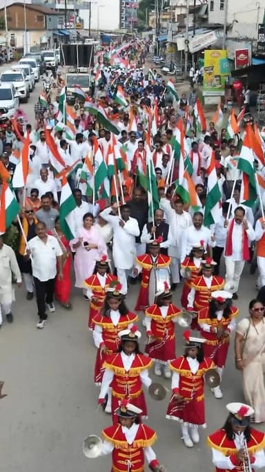 🇮🇳 देशभक्ति के रंग में रंगा कांकेर! 🇮🇳
तिरंगे की शान, देशभक्ति का जुनून और राष्ट्रप्रेम के नारों से गूंजा कांकेर नगर। ❤️🤍💚
उप मुख्यमंत्री एवं जिले के प्रभारी मंत्री श्री अरुण साव के नेतृत्व में निकली भव्य तिरंगा यात्रा में जनप्रतिनिधियों, पूर्व सैनिकों, विद्यार्थियों, अधिकारी-कर्मचारियों एवं नागरिकों ने उत्साहपूर्वक भाग लिया।
📍 नरहरदेव विद्यालय से मिनी स्टेडियम तक करीब 2.5 किमी की यात्रा
🇮🇳 92 फीट लंबे तिरंगे ने बढ़ाया आकर्षण
🎺 बैंड की देशभक्ति धुनों ने बांधा समां
🌸 जगह-जगह नागरिकों ने पुष्पवर्षा कर किया स्वागत
आइए, ‘हर घर तिरंगा’ अभियान से जुड़कर तिरंगे के प्रति सम्मान और देशभक्ति की भावना को और मजबूत करें।
जय हिंद! 🇮🇳
वंदे मातरम्!
@chhattisgarhcmo @arunsaobjpofficial @dpr.chhattisgarh @nilesh_ias
#HarGharTiranga #TirangaYatra #Kanker #VandeMataram #AzadiKaAmritMahotsav Chhattisgarh JaiHind
