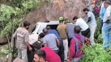 सोलन: फोरलेन निर्माण के दौरान कार पर गिरा पत्थर, एक व्यक्ति की मौत और दो घायल