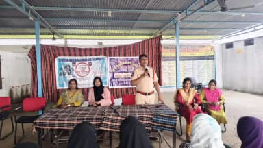 అసిఫాబాద్: జైనూర్ లో షి టీంపై బాలికలకు అవగాహన కల్పించిన సిఐ రమేష్