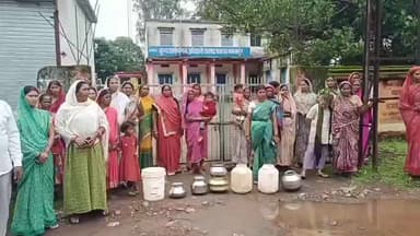 डिंडौरी: समनापुर में पेयजल की समस्या से ग्रामीण परेशान, जनपद पंचायत कार्यालय का गेट बंद कर किया धरना प्रदर्शन #jansamasya