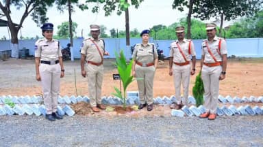 అసిఫాబాద్: బెజ్జూర్ పోలీస్ స్టేషన్ లో మొక్కలు నాటిన జిల్లా ఎస్పీ నితికపంత్