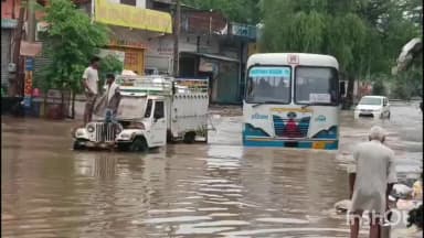 चरखी दादरी: बाढड़ा कस्बे में जलभराव से बिगड़े हालात, वाहन चालकों को हुई भारी परेशानी