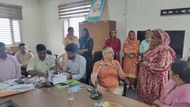 नाहन: नाहन में विधायक अजय सोलंकी ने बीपीएल परिवारों से की सीधी बातचीत, समस्याओं का समाधान