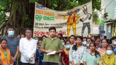 ଛତ୍ରପୁର: ବ୍ରହ୍ମପୁର ଫୁଲ ସୁନ୍ଦରୀ ସାହିରେ ଆମ ଗଞ୍ଜାମ ସ୍ବଚ୍ଛ ଗଞ୍ଜାମ ଅଭିଯାନ କାର୍ଯ୍ୟକ୍ରମ, ଯୋଗଦେଲେ ଗଞ୍ଜାମ ଜିଲ୍ଲାପାଳ