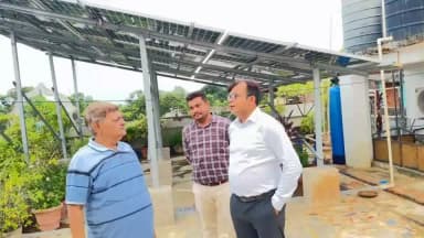 मानसी बाजार के गोपाल अग्रवाल जी, जो 10KW का सोलर पैनल लगाए है l उसके द्वारा सोलर से मिलने वाले लाभों के बारे में जानकारी साझा किया गया l
पहले इनका बिजली का बिल 16000-17000 का बिल आता था जो अब घटकर 500 से 1000 हो गया है l
इनके द्वारा सोलर से दिन में AC, TV, लाइट, पंखा सारा समान उपयोग किया जाता है l
बाकी लोगों से भी सोलर लगाने का अपील किया गया l