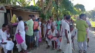 ঢেকিয়াজুলি ভাগ: শিৱসাগৰ জিলাৰ কুৱামৰা সন্দিকৈ গাঁৱত উপস্থিত হৈ বানাকান্তক বস্ত্ৰ প্ৰদান ঢেকীয়াজুলিৰ চিৰাজুলি ৰঘুনাথ সত্ৰৰ