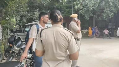 सोनीपत: सोनीपत रेलवे स्टेशन पर शर्त लगाकर मालगाड़ी पर चढ़ा नाबालिक, करंट लगने से झुलसा; साथी भागे