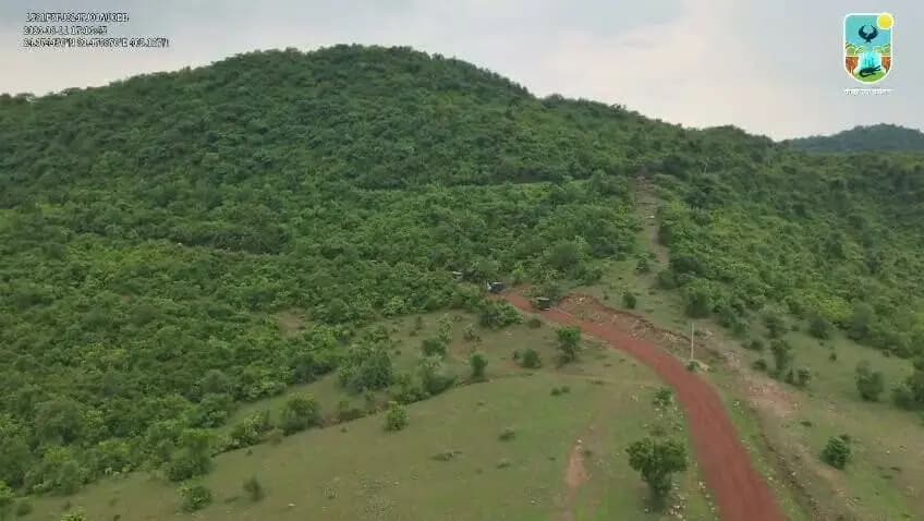 🇮🇳 हर घर तिरंगा अभियान | प्रकृति की गोद में राष्ट्रप्रेम का उत्सव! 🌿🐅
देशभक्ति के उमंग और राष्ट्रीय गौरव की भावना के साथ कैमूर वन प्रमंडल द्वारा कैमूर वन्यजीव अभयारण्य (Kaimur Wildlife Sanctuary) में 80वें स्वतंत्रता दिवस के पूर्व विशेष "तिरंगा सफारी" का आयोजन किया गया। 🚗🇮🇳
प्रकृति की खूबसूरती, हरियाली और राष्ट्रीय ध्वज की शान—इस अनोखी सफारी ने देशभक्ति के रंग में पूरे अभयारण्य को सराबोर कर दिया!
आइए, इस 'हर घर तिरंगा' अभियान का हिस्सा बनें, अपने-अपने घरों और दिलों में तिरंगा फहराएं और देश के प्रति अपनी निष्ठा व सम्मान व्यक्त करें।
प्रकृति संरक्षण और राष्ट्रप्रेम का यह अनूठा संगम, हम सभी के लिए प्रेरणा है! ❤️
✨ जय हिंद | जय भारत 🇮🇳🍃
#HarGharTiranga #TirangaSafari #KaimurWildlifeSanctuary #KaimurForestDivision #IndependenceDay #HarGharTiranga2026 #Patriotism #IncredibleIndia
Information & Public Relations Department, Government of Bihar
Art, Culture and Youth Department, Government of Bihar
Ministry of Culture, Government of India