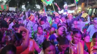 मैनपुर: मैनपुर में विश्व आदिवासी दिवस पर हजारों आदिवासियों ने निकाली भव्य रैली