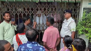 ইটাহার: আবাস যোজনার সমীক্ষায় গড়িমসির আভিযোগ তুলে ইটাহার গ্রাম পঞ্চায়েত দফতরের গেটে তালা মেরে বিক্ষোভ বাসিন্দাদেরদের