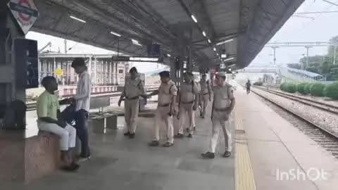 धौलपुर: स्वतंत्रता दिवस और रक्षाबंधन को लेकर धौलपुर रेलवे स्टेशन पर हाई अलर्ट, आरपीएफ-जीआरपी ने की सघन चेकिंग