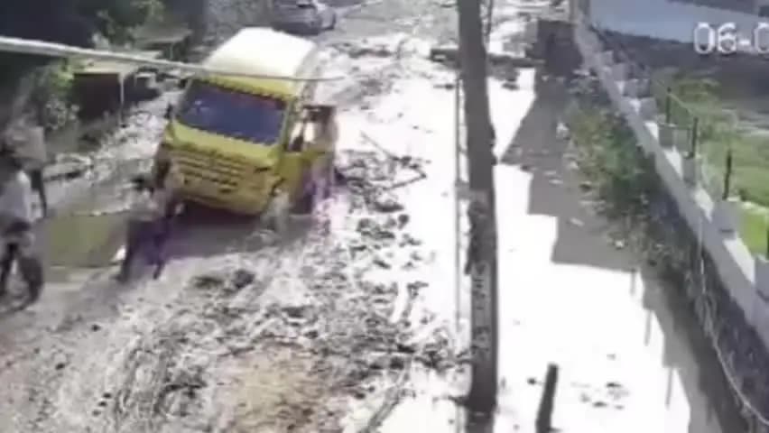 गंगापुर: गंगापुर सिटी के विजय पैलेस रोड पर बड़ा हादसा टला, दो घंटे बाद पहुंची नगर परिषद की सहायता