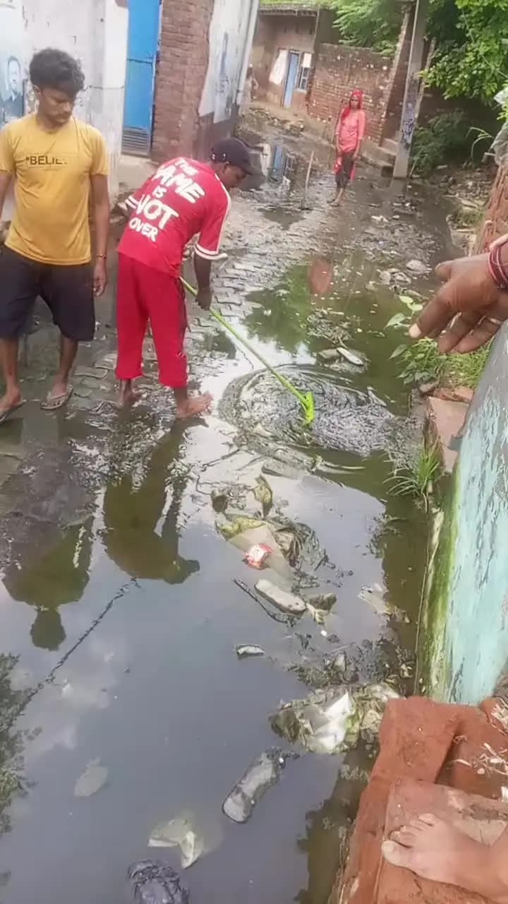 hajrabad gadi mein Pani ki samasya Hai aur dekh Dekho kaise saaf vagaira nikalte Hain yahan per aur gand kitni ho rahi