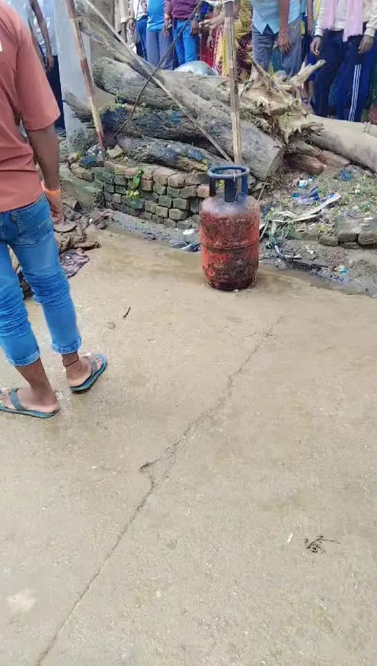 आज हमारे गांव मोहनीपुर मे आग लगने से बहुत बड़ा हादसा हुआ 😭😭