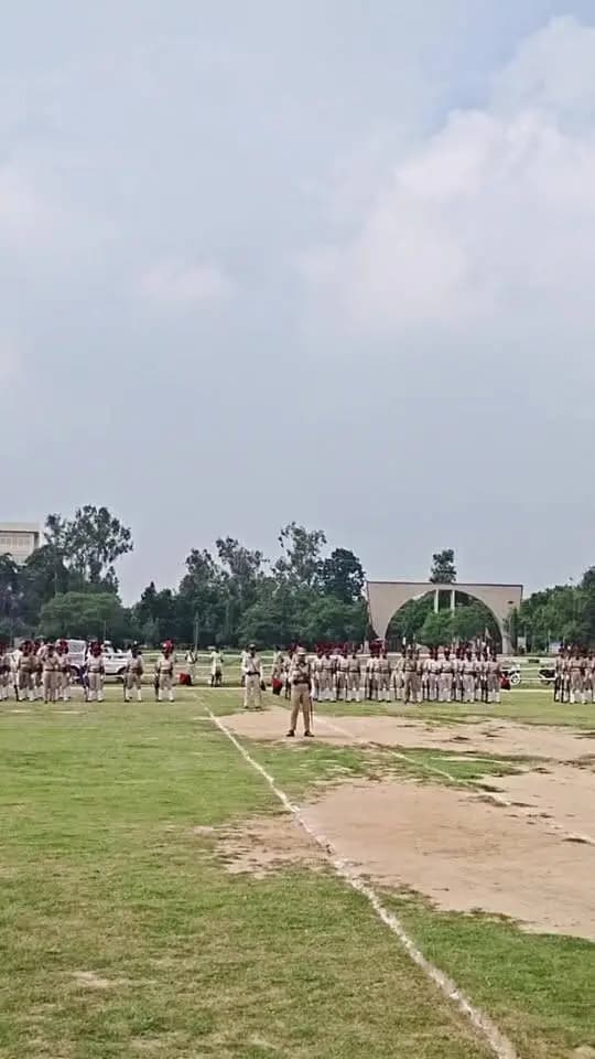 🇮🇳 स्वतंत्रता दिवस के पूर्व भागलपुर के ऐतिहासिक सैंडिस कंपाउंड मैदान में स्वतंत्रता दिवस समारोह का रिहर्सल आयोजित किया गया।
रिहर्सल के दौरान परेड, मार्च-पास्ट एवं विभिन्न कार्यक्रमों का अभ्यास किया गया। कार्यक्रम को भव्य, गरिमामय एवं व्यवस्थित बनाने के लिए जिलाधिकारी, भागलपुर के द्वारा सभी तैयारियों का जायजा लिया गया।
🇮🇳 आइए, स्वतंत्रता दिवस को पूरे उत्साह, गौरव और देशभक्ति के साथ मनाएं।
जय हिंद! 🇮🇳
वंदे मातरम्!
#स्वतंत्रता_दिवस_2026 #IndependenceDay2026 #Bhagalpur #भागलपुर #HarGharTiranga #जय_हिंद
#deshbhakti