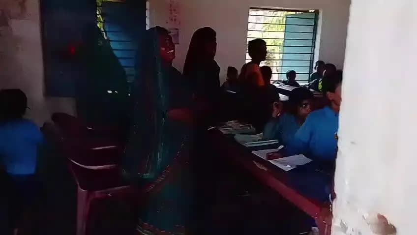 prathmik Vidyalay basnaha shikshak office mein baithe rahte hain aur khana banane Wale bachche ko parathi hai