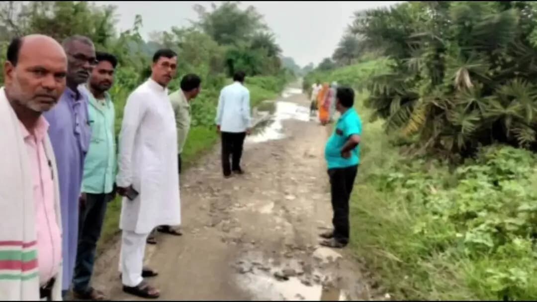 चंदनकियारी: चंदनकियारी में रेलवे गेट बंद होने से 2000 लोग परेशान, ग्रामीणों ने की पक्की संपर्क सड़क की मांग