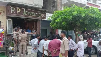 सिरसागंज: इटावा रोड पर ज्वेलर्स की दुकान पर चेन देखने आया युवक, दिनदहाड़े 2 सोने की चेन गले में डालकर साथी संग कार से फरार