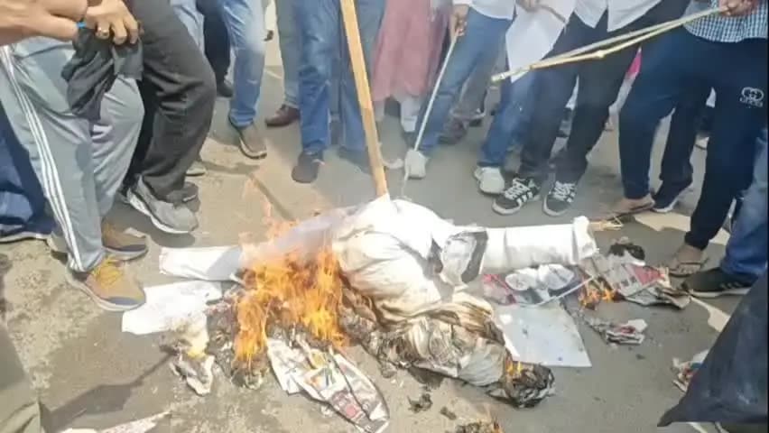 कोंडली पुल उद्घाटन पर भारी हंगामा, प्रदर्शनकारियों ने फूंका मंत्री प्रवेश वर्मा का पुतला