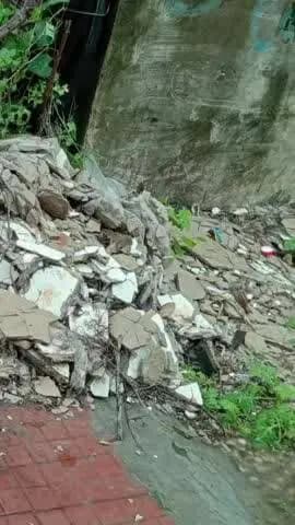 निम्बाहेड़ा: चित्तौड़गढ़ जिले के निंबाहेड़ा में सिटी सेंटर के पास नालियों का मलबा नहीं उठाया गया, बारिश में जलभराव का बढ़ा खतरा