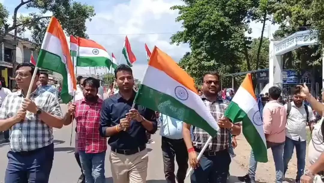 सन्हौला में हर घर तिरंगा यात्रा निकाली गई अधिकारी जनप्रतिनिधि और स्कूली बच्चे हुए शामिल
