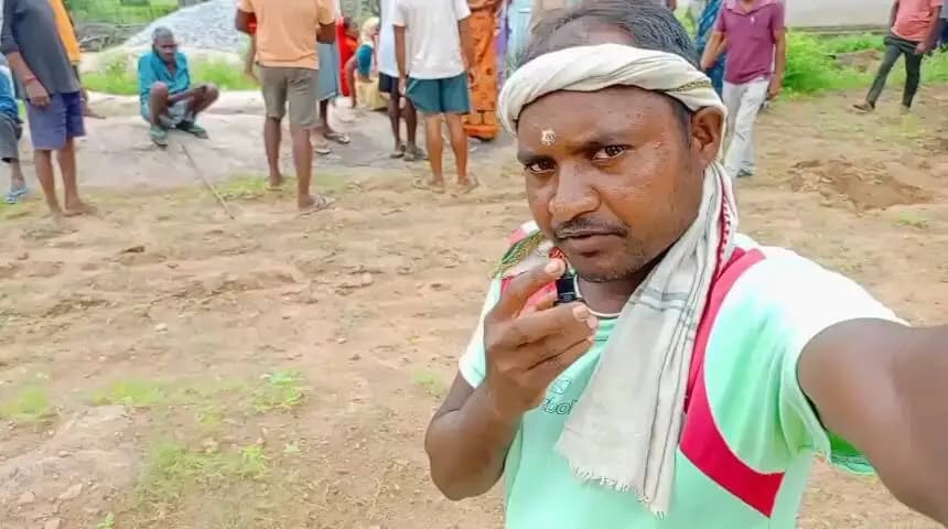 कुनकुरी पण्डरीपानी पत्थर खदान में हाई वोल्टेज में ब्लास्ट कीया जाता है घर की दुरी 50या100मीटर में है 12 तारीख की घटना