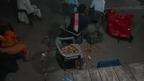 Govardhan mai nagar panch ke pass jio office ke samne chay ki dukan par udar magne par vavl udar na dene par dukan Wale