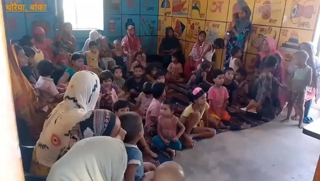 धोरैया: बटसार पंचायत के नंदगोला आंगनबाड़ी केंद्र संख्या 218 पर पठन पाठन को लेकर बच्चों को पोशाक वितरण किया गया!