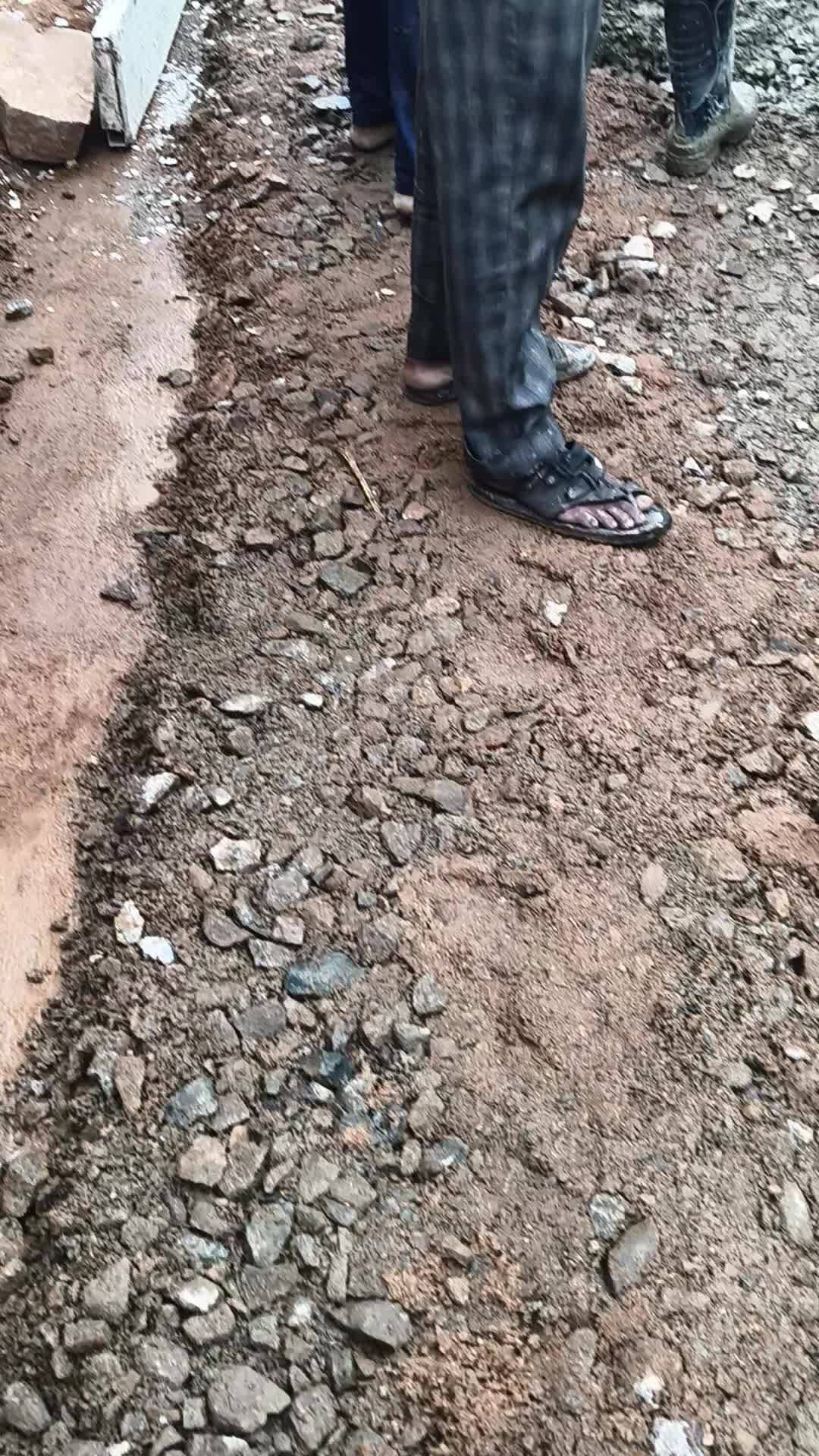 मुड़ारा गांव में रोड डल रहा है