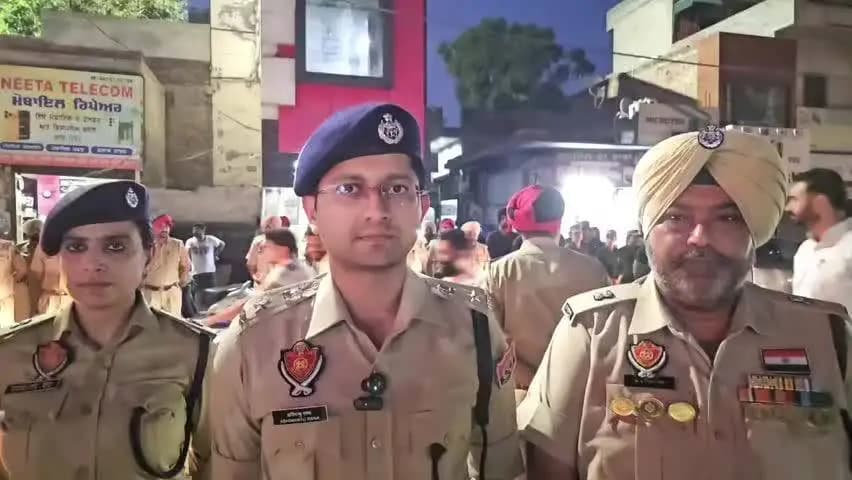 ਸ੍ਰੀ ਮੁਕਤਸਰ ਸਾਹਿਬ: ਪੁਲਿਸ ਵੱਲੋਂ 15 ਅਗਸਤ ਦੇ ਮੱਦੇਨਜ਼ਰ ਅਮਨ-ਸ਼ਾਂਤੀ ਤੇ ਸੁਰੱਖਿਆ ਲਈ ਜ਼ਿਲ੍ਹੇ ਦੇ ਚਾਰੇ ਸਬ-ਡਿਵੀਜ਼ਨਾਂ ‘ਚ ਕੱਢਿਆ ਫਲੈਗ ਮਾਰਚ-SSP