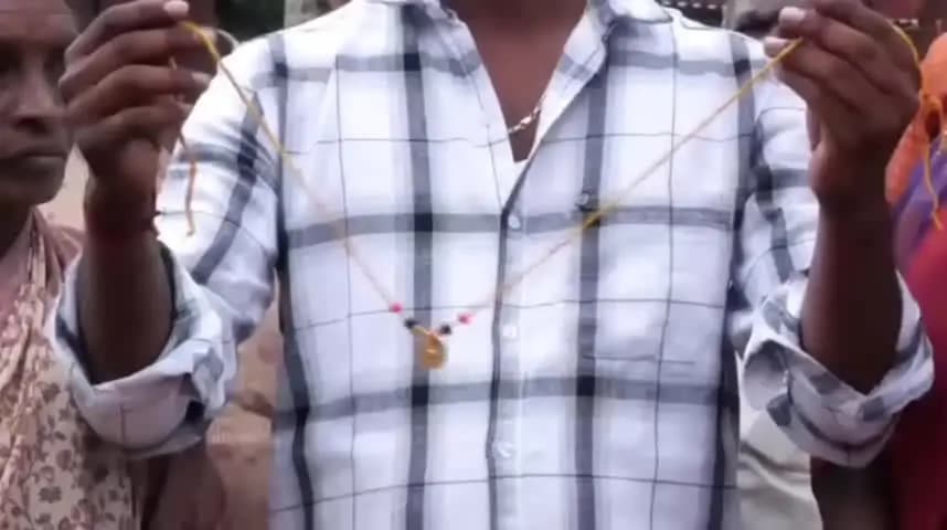 ಹೊಸಕೋಟೆ: ತಾಳಿ, ಕಾಲು ಚೈನು ಬಿಚ್ಚಿಕೊಟ್ಟು ಹುಡುಗ ಬೇಡ ಎಂದಿರುವ ಮದುಮಗಳು:ಹೊಸಕೋಟೆ ಪೊಲೀಸ್ ಠಾಣೆ ಬಳಿ ಹೆಂಡತಿ ಬೇಕೆಂದು ಪಟ್ಟುಹಿಡಿದ ಗಂಡ
