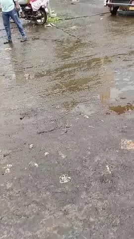 फतेहपुर बस स्टैंड पर पानी निकल ने की कोई व्यवस्था नहीं कीचड़ में वाहन फिसलने से हादसे की संभावना