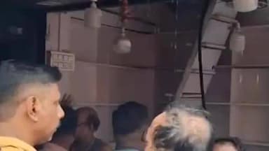 মাটিগাড়া: হকার্সকর্ণারে জামাকাপড়ের দোকানে অগ্নিকান্ডের ঘটনায় চাঞ্চল্য ছড়ায় এলাকায়