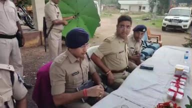 गोड्डा: ज्वेलर्स लूटकांड में पुलिस को मिली सफलता, चोरी के चांदी-सोना के साथ 7 गिरफ्तार; एसपी ने नगर थाना में की प्रेस कॉन्फ्रेंस