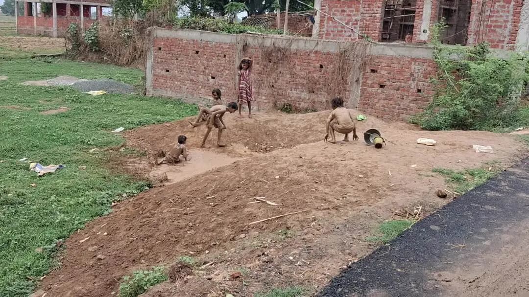 Kaimur Jile ke Bhargava Gaon Mein Barsat ke din mein bacche enjoy karte hain dikhe