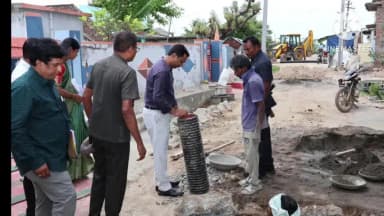 వైరా: మధిర పట్టణంలో చేపట్టిన యూజీడీ, వైరా చెరువు పై రిటైనింగ్ వాల్ నిర్మాణ పనులను క్షేత్రస్థాయిలో పరిశీలించిన జిల్లా కలెక్టర్