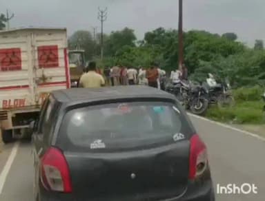 एत्मादपुर: नीलगाय को बचाने के चक्कर में बाइक और कार की आमने-सामने भिड़ंत, दो लोग घायल