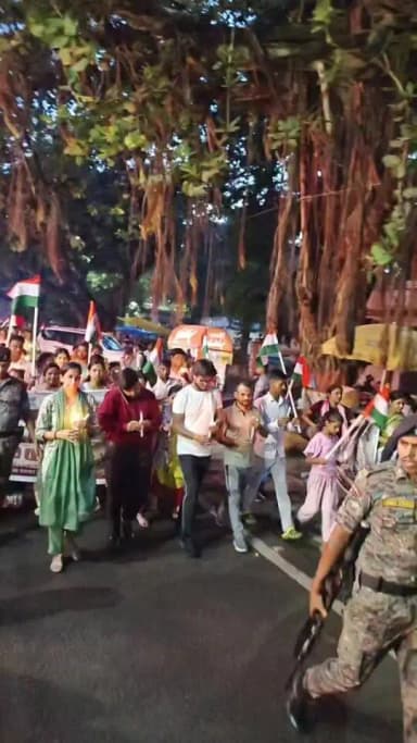 🇮🇳🕯️ विभाजन विभीषिका स्मृति दिवस 🕯️🇮🇳
🇮🇳 श्रद्धांजलि • स्मरण • एकता 🇮🇳 ━━━━━━━━━━━━━━━━━━
🕯️ आज विभाजन विभीषिका स्मृति दिवस के अवसर पर भागलपुर में भावपूर्ण कैंडल मार्च का आयोजन किया गया।
🇮🇳 जिलाधिकारी, भागलपुर श्रीमती अलंकृता पांडे के नेतृत्व में समाहरणालय, भागलपुर से तिलकामांझी चौक तक कैंडल मार्च निकाला गया। तिलकामांझी चौक पर अमर शहीद बाबा तिलकामांझी के प्रतिमा पर पुष्प अर्पित किया गया।
🇮🇳 कैंडल मार्च में अपर समाहर्ता राजस्व श्री दिनेश राम, अपर समाहर्ता विधि-व्यवस्था श्री राकेश रंजन, अपर समाहर्ता श्री धीरेंद्र कुमार मिश्रा सहित जिला स्तरीय पदाधिकारी एवं कर्मचारी उपस्थित रहे।
🇮🇳 एकता ही हमारी शक्ति है।
🕯️ स्मृतियों को नमन, शहीदों को श्रद्धांजलि।
🇮🇳 अखंड भारत की एकता और सद्भाव को नमन। ━━━━━━━━━━━━━━━━━━
🇮🇳 वंदे मातरम् 🇮🇳 | जय हिंद 🇮🇳
Department of Tourism, Government of Bihar
Information & Public Relations Department, Government of Bihar
CMO Bihar
Bihar Education Department
Revenue and Land Reforms Dept, Govt. of Bihar
Bihar Health Department
JEEVIKA Bihar
#विभाजनविभीषिकास्मृतिदिवस
#PartitionHorrorsRemembranceDay
#Bhagalpur #CandleMarch #श्रद्धांजलि #एकता #सद्भाव #जय_हिंद
#indipendenceday
#deshbhakti