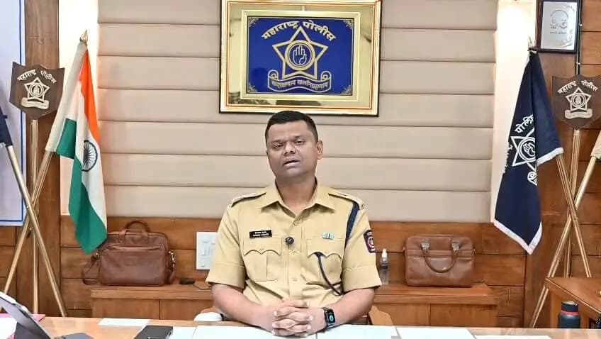 स्वातंत्र्य दिनानिमित्त धुळे जिल्हा पोलीस अधीक्षक श्री. विशाल आनंद यांचेकडुन नागरिकांना स्वातंत्र्य दिनाच्या शुभेच्छा व महत्त्वाचे संदेश!
"स्वातंत्र्याचा उत्सव साजरा करताना सुरक्षितता ठेवण्याचे आवाहन"
“ड्रग्ज आणि सायबर क्राईमपासून दूर राहा!”
‘हर घर तिरंगा’ सोबतच पर्यावरण संवर्धन आणि सुरक्षेचा संकल्प करूया!
स्वातंत्र्य दिन जल्लोषात, पण जबाबदारीने साजरा करा!
सुरक्षित धुळे, सुदृढ धुळे!