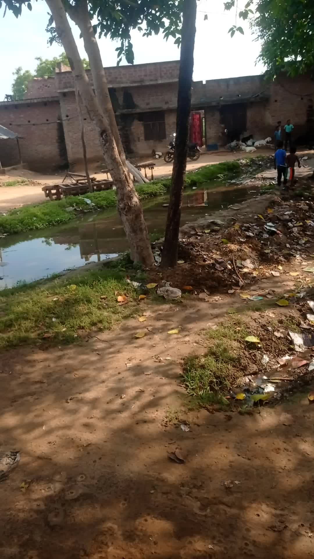 गांव का नाम तारनपुर जिला सीतापुर थाना लहरपुर टखराब रास्ता है कोई कार्रवाई कोई सुनवाई नहीं हो रही कृपया करके इसे बनवाने क