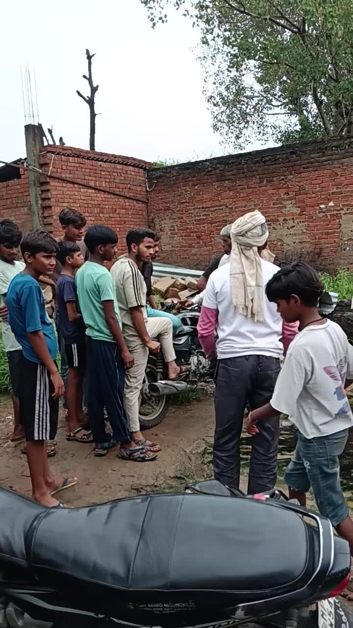 gram shitalpur me pane se presan sarkari school me ane jane ka ranta nhi hai school ke get ke samnen pani or kichad