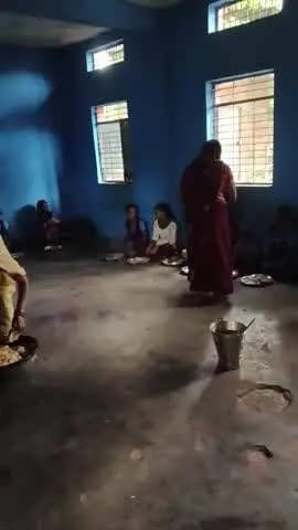 Gram sungarha main sri sumatrani dwara bacchon ko mithai pudi sabji or kheer khilai gai 15 August ke subh awsar mein