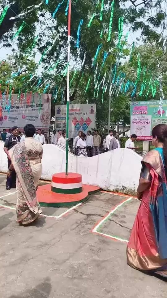 🔴🇮🇳 फेसबुक LIVE | स्वतंत्रता दिवस समारोह
उप विकास आयुक्त, औरंगाबाद कुमारी अनुपम सिंह द्वारा विकास भवन परिसर में झंडोत्तोलन किया जा रहा है।
इस अवसर पर संबंधित पदाधिकारी एवं कर्मी उपस्थित हैं।
🇮🇳 स्वतंत्रता दिवस के गौरवपूर्ण अवसर पर सभी को हार्दिक शुभकामनाएँ।
#स्वतंत्रता_दिवस #औरंगाबाद #झंडोत्तोलन #जयहिंदी