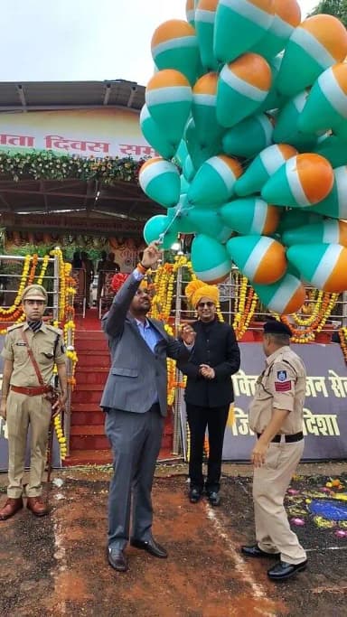 स्वतंत्रता दिवस 15 अगस्त के पावन पर्व पर विदिशा जिला मुख्यालय पर आयोजित गरिमामय समारोह में मुख्य अतिथि प्रदेश के आनंद विभाग (स्वतंत्र प्रभार) राज्यमंत्री और जिले के प्रभारी मंत्री श्री लखन पटेल ने प्रगति के प्रतीक गुब्बारों को मुक्त आकाश में छोड़ा। #MadhyaPradesh #IndependenceDay #IndependenceDay2026