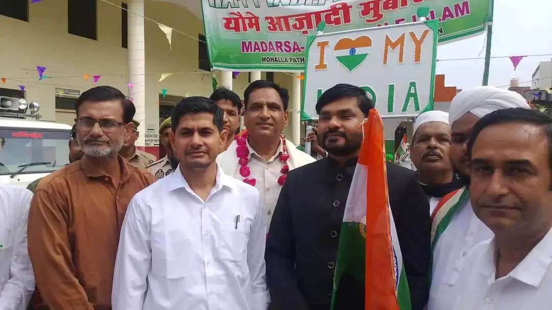 तहसील सहसवान में उप जिला अधिकारी गौरव की अध्यक्षता में तिरंगा फहराया गया है जिसमें सुशील लेखपाल वरिष्ठ लिपिक अमर मोहित